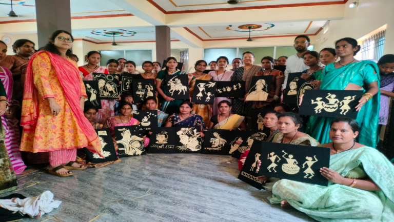 CG : आत्मनिर्भरता की ओर बढ़ते कदम : बलौदाबाजार में समूह की 40 महिलाओं को मिला धान और पैरा आर्ट का प्रशिक्षण