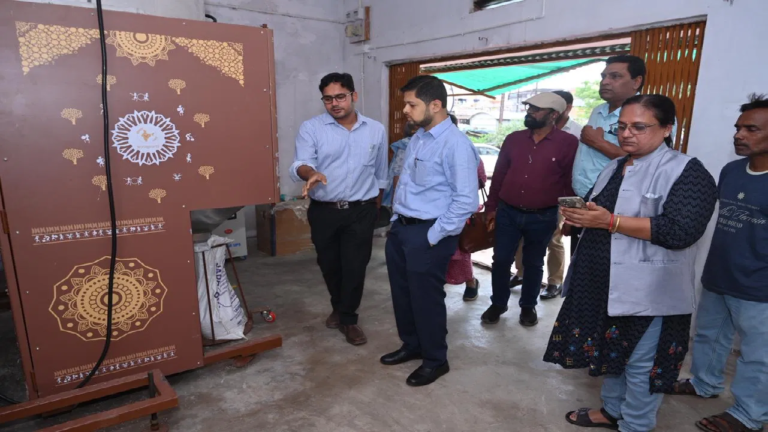 CG : जिले का पहला अन्नपूर्ति ग्रीन एटीएम का होगा जल्द शुभारंभ, कलेक्टर ने एटीएम मशीन का लिया जायजा…