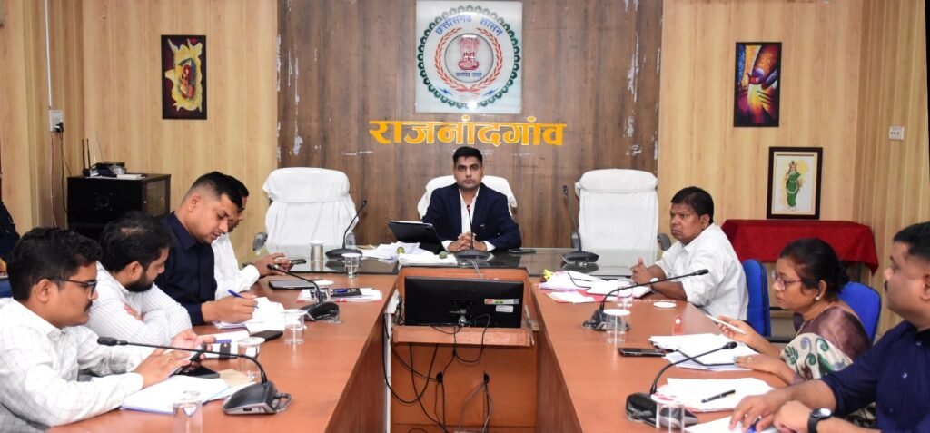 राजनांदगांव : कलेक्टर ने समय-सीमा बैठक में शासन की प्राथमिकता वाली योजनाओं की प्रगति की समीक्षा की - सीएम हेल्पलाइन, जन शिकायतों एवं लंबित प्रकरणों के समयबद्ध निराकरण के दिए निर्देश