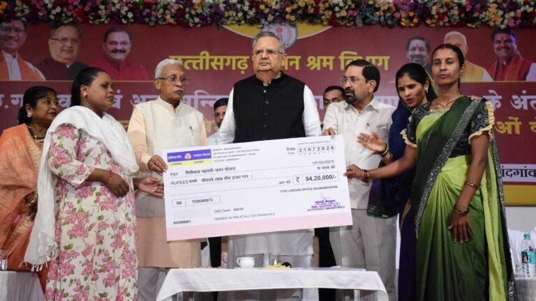 राजनांदगांव : विधानसभा अध्यक्ष डॉ. रमन सिंह ने श्रम विभाग द्वारा संचालित विभिन्न जनकल्याणकारी योजनाओं के तहत 1802 हितग्राहियों के खाते में 3 करोड़ 43 लाख 74 हजार 970 रूपए की राशि डीबीटी के माध्यम से की अंतरित