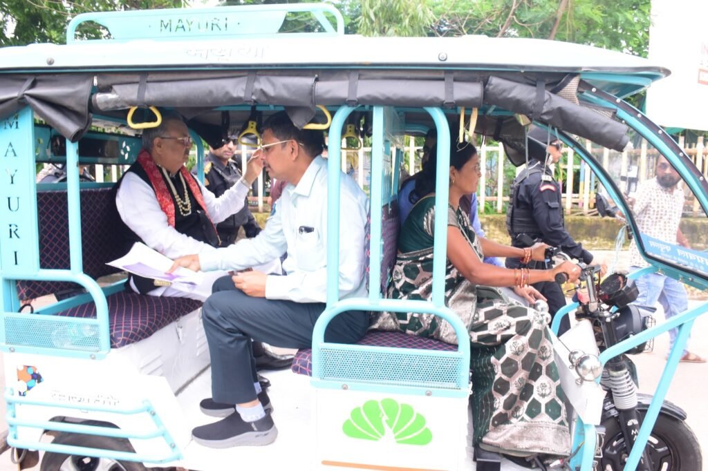 राजनांदगांव : विधानसभा अध्यक्ष डॉ. रमन सिंह जब दीदी सरिता वर्मा के ई-रिक्शा में बैठकर स्पीकर हाऊस के लिए हुए रवाना..