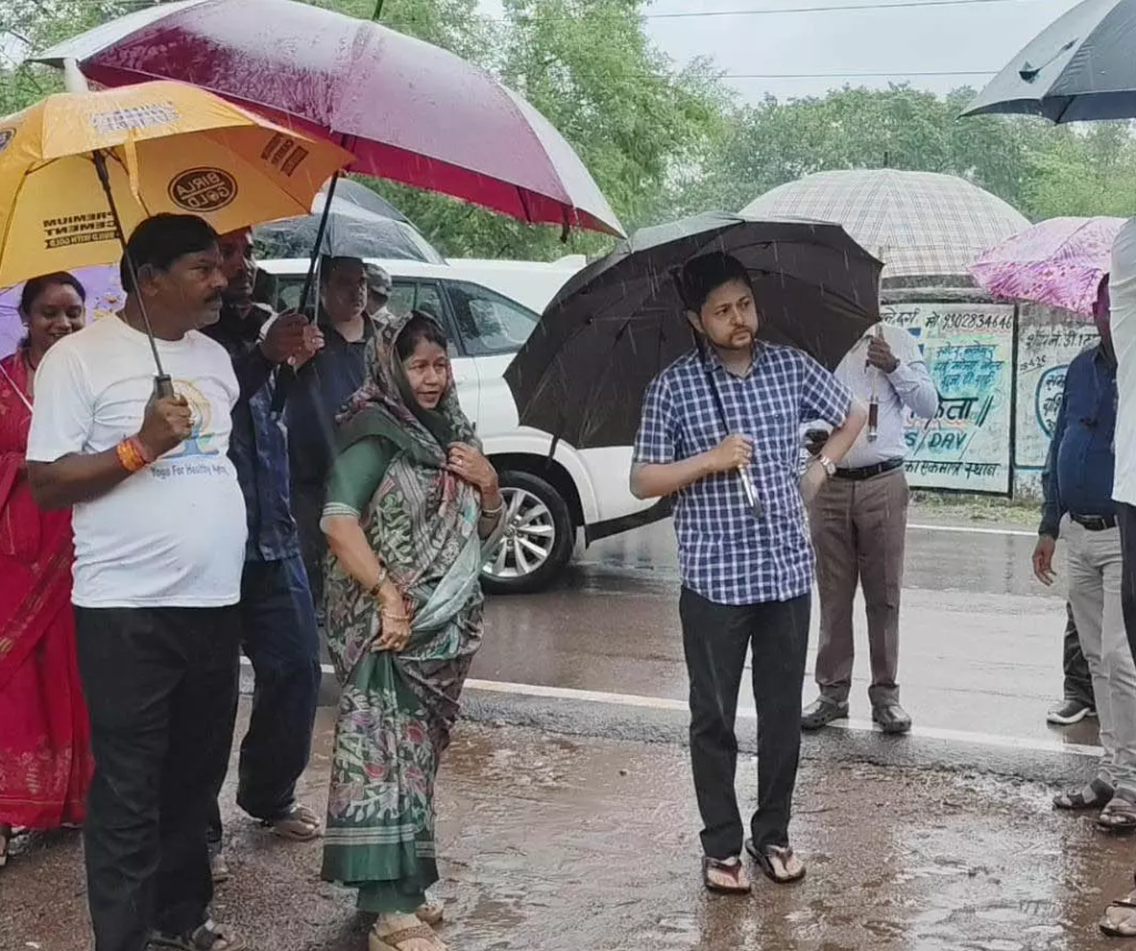 CG : बारिश के बीच छाता लेकर सड़कों पर उतरे महापौर, कलेक्टर और आयुक्त …