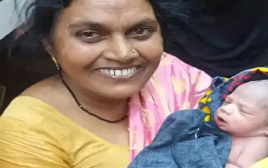 CG : बस में सफर के दौरान महिला ने बच्चे को दिया जन्म, यात्रियों ने पेश की इंसानियत की मिसाल …