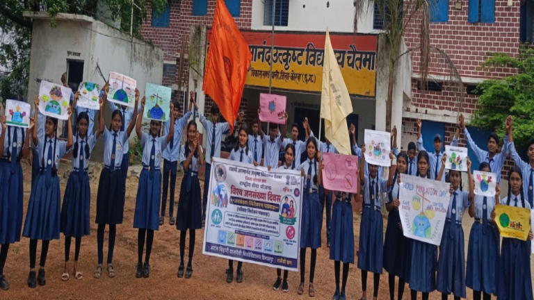 चैतमा के नौनिहालों ने नुक्कड़ नाटक और मानव श्रृंखला से दिया जनसंख्या स्थिरीकरण का संदेश ...