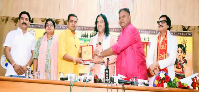 CG : रायपुर प्रेस क्लब के कार्यक्रम में पहुंचे देवकीनंदन ठाकुर, बोले- सनातन बोर्ड का हो गठन, 50 सीटें धर्माचार्यों को मिले …