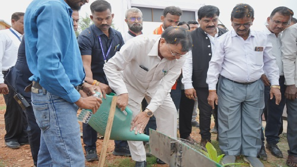 CG : एक पेड़ मां के नाम : लखन लाल देवांगन ने किया पौधरोपण, दिया पर्यावरण संरक्षण का संदेश …