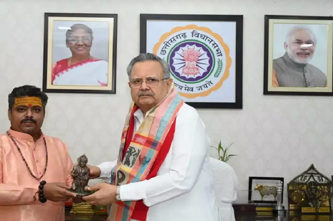 CG : विधानसभा अध्यक्ष डॉ. रमन सिंह से डॉ. प्रेमासाई महाराज की सौजन्य भेंट …
