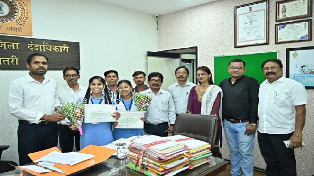 CG : इंस्पायर अवार्ड: जापान से वैज्ञानिक भ्रमण कर लौटीं धमतरी की दो होनहार बेटियों का कले क्टर ने किया सम्मान …