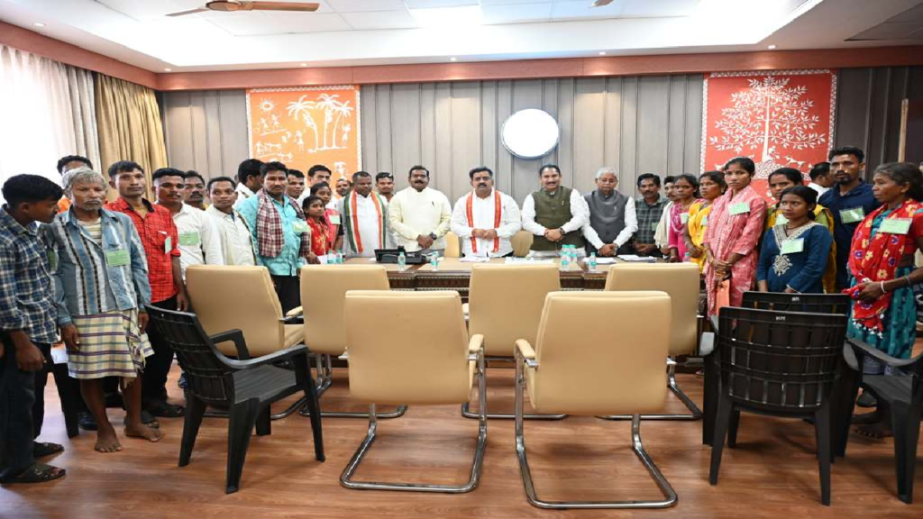 CG : विजय शर्मा ने नक्सल प्रकरणों की वापसी को लेकर बस्तर के युवाओं से की मुलाकात …