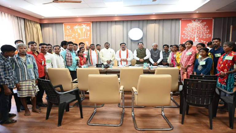 CG : विजय शर्मा ने नक्सल प्रकरणों की वापसी को लेकर बस्तर के युवाओं से की मुलाकात …