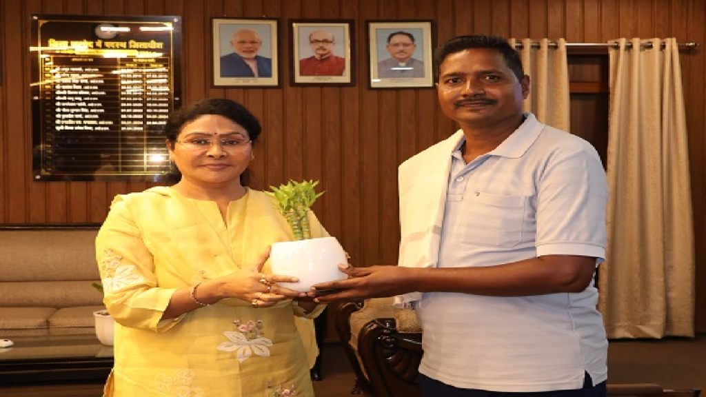 CG : कलेक्टर ने किया शौर्य चक्र से सम्मानित जिले के वीर जवान भोजराम साहू का सम्मान …