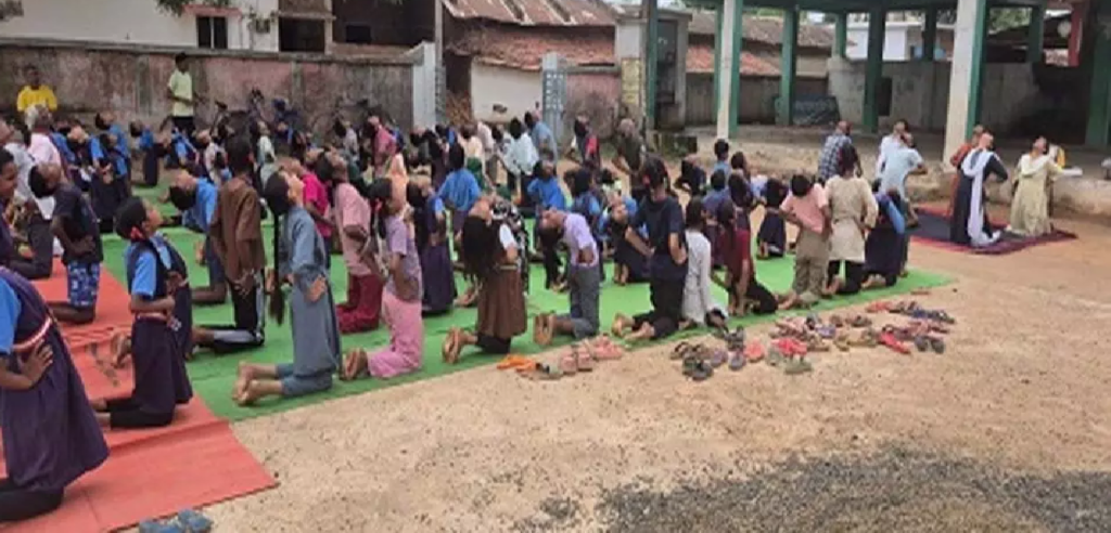 राजनांदगांव : आरोग्य मंदिर आयुष सड़क चिरचारी में योगाभ्यास के साथ दी जा रही शासकीय योजनाओं की जानकारी …