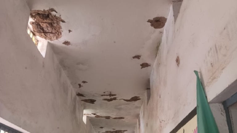 CG : जर्जर स्कूल भवन से नाराज ग्रामीणों ने जड़ा ताला, बोले- पहले सुरक्षा फिर पढ़ाई …