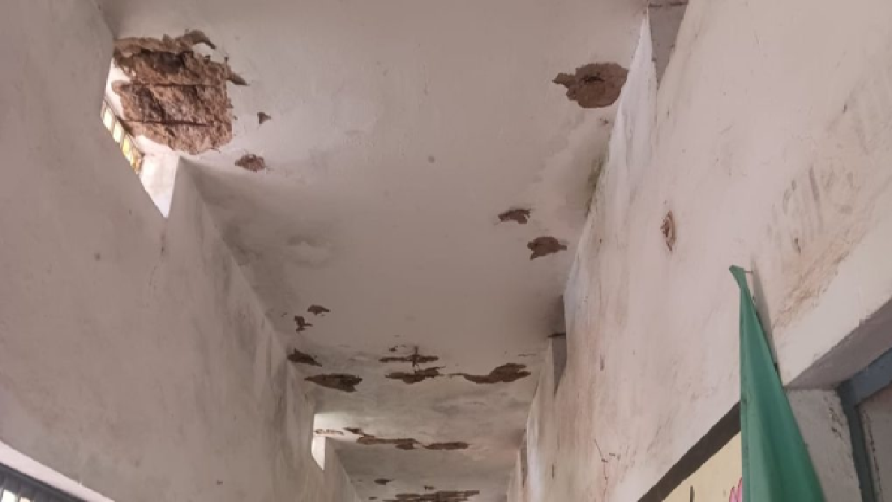 CG : जर्जर स्कूल भवन से नाराज ग्रामीणों ने जड़ा ताला, बोले- पहले सुरक्षा फिर पढ़ाई …