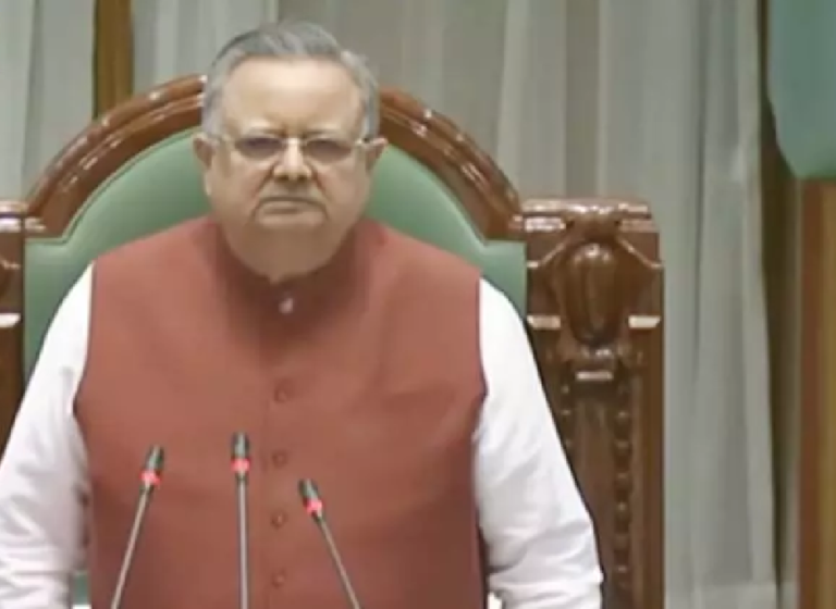 CG : अध्यक्षीय दीर्घा मुस्कुराई …