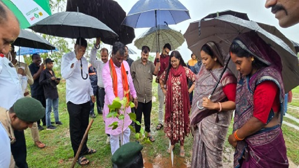 CG : लोधिमा में मनाया गया वन महोत्सव एवं ‘‘एक पेड़ माँ के नाम 3.0‘‘ कार्यक्रम …