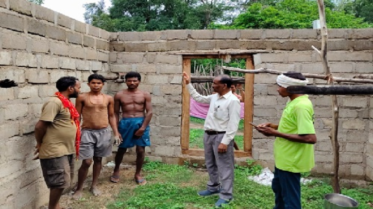 CG : दुर्गम अंचलों में बाइक से ग्रामीणों के बीच पहुंचे जनपद सीईओ …