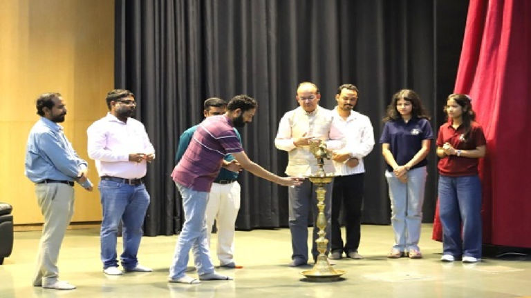 CG : भारतीय प्रौद्योगिकी संस्थान भिलाई के डायरेक्टर ने नए छात्रों से एकेडमिक एक्सीलेंस को सोशल इम्पैक्ट से जोड़ने का आग्रह किया …