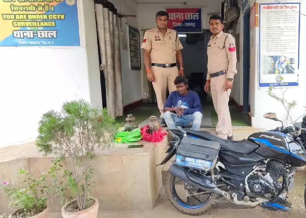 CG : ढाबा और गैरेज से चोरी करने वाला शातिर चोर गिरफ्तार, चोरी का पूरा माल और बाइक बरामद …