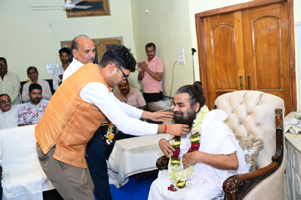 गुरु पूर्णिमा पर आचार्य गादी सद्गुरु कबीर धाम पहुंचे वित्त मंत्री ओपी चौधरी ...