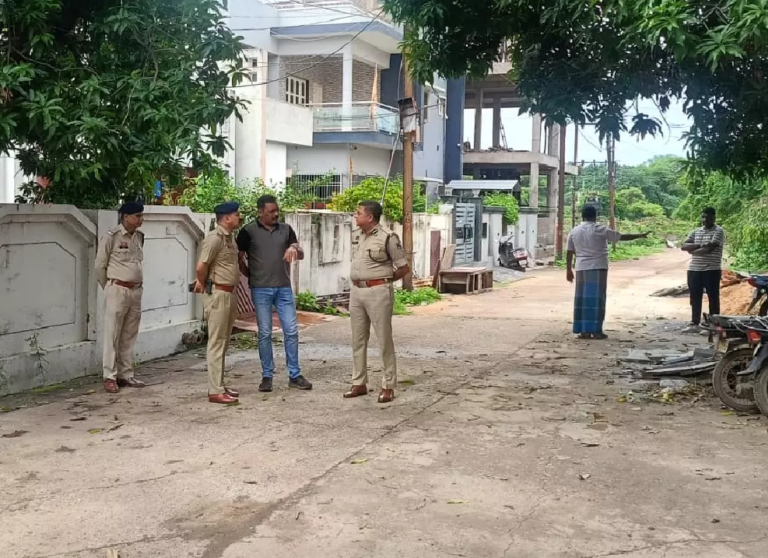 CG : घर के सामने टहल रही महिला से चेन स्नेचिंग …
