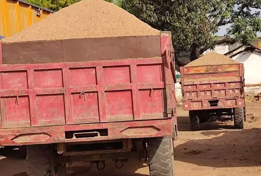 CG : 5 ट्रैक्टर जब्त, खनिज विभाग की बड़ी कार्रवाई …