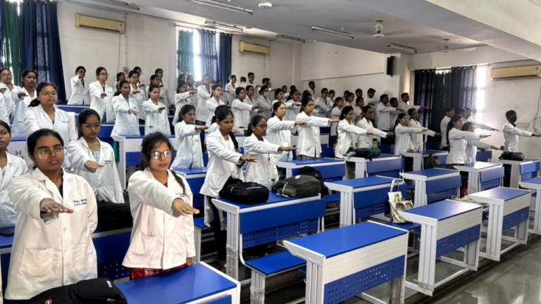 CG : शासकीय दंत चिकित्सा महाविद्यालय, रायपुर में 'नशा मुक्त भारत अभियान' के तहत शपथ ग्रहण कार्यक्रम आयोजित