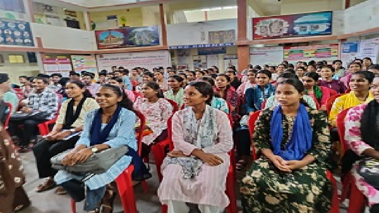 CG : शासकीय दंतेश्वरी स्नातकोत्तर महाविद्यालय में दीक्षारंभ कार्यक्रम का हुआ आयोजन…