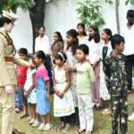 राजनांदगांव : पुलिस परिवार के बच्चों से पढ़ाई के बारे में पूछी…