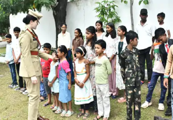 राजनांदगांव : पुलिस परिवार के बच्चों से पढ़ाई के बारे में पूछी…