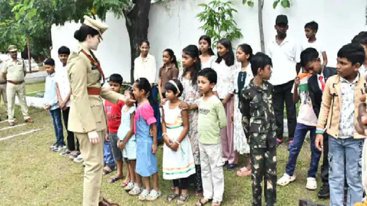 राजनांदगांव : पुलिस परिवार के बच्चों से पढ़ाई के बारे में पूछी…