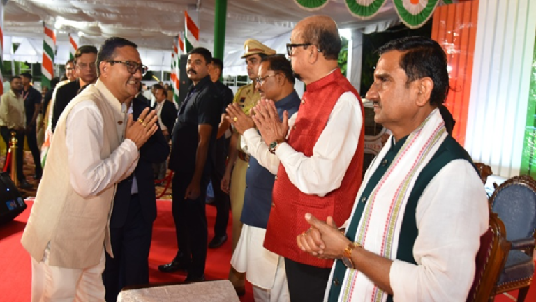 CG : राजभवन समारोह में डॉ. अखिल जैन ने साझा किए मनोहर गौशाला के सेवा कार्य…