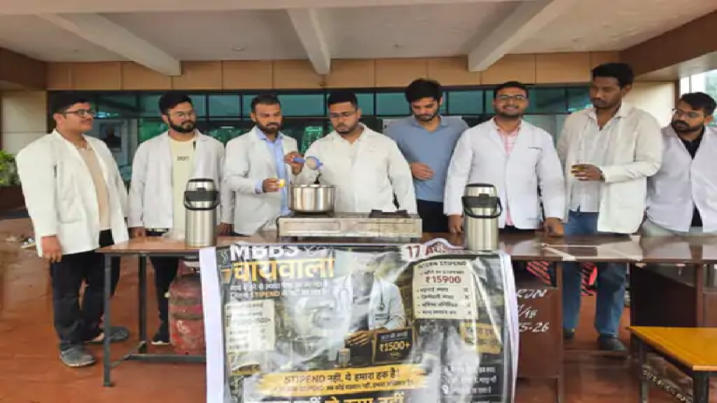 राजनांदगांव : प्रदर्शन : एमबीबीएस चायवाला के नाम खोली दुकान, मरीजों-परिजनों को पिलाई चाय…