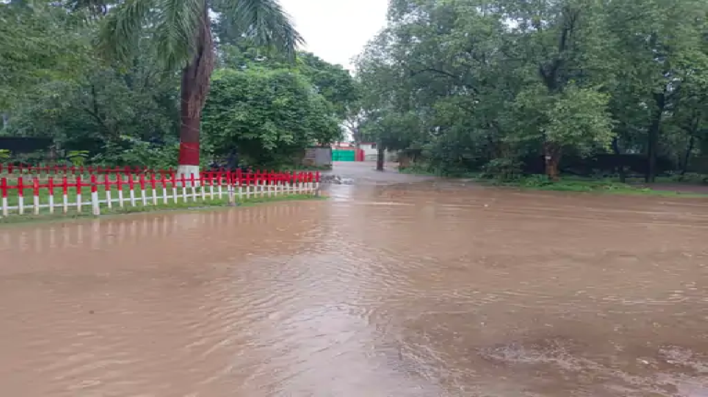 राजनांदगांव : लगातार बारिश से तहसील कार्यालय लबालब, आवाजाही में परेशानी बढ़ी…