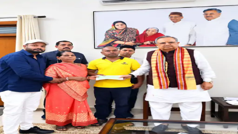 राजनांदगांव : डॉ. रमन सिंह ने परिजन को दी 50 हजार सहायता राशि…