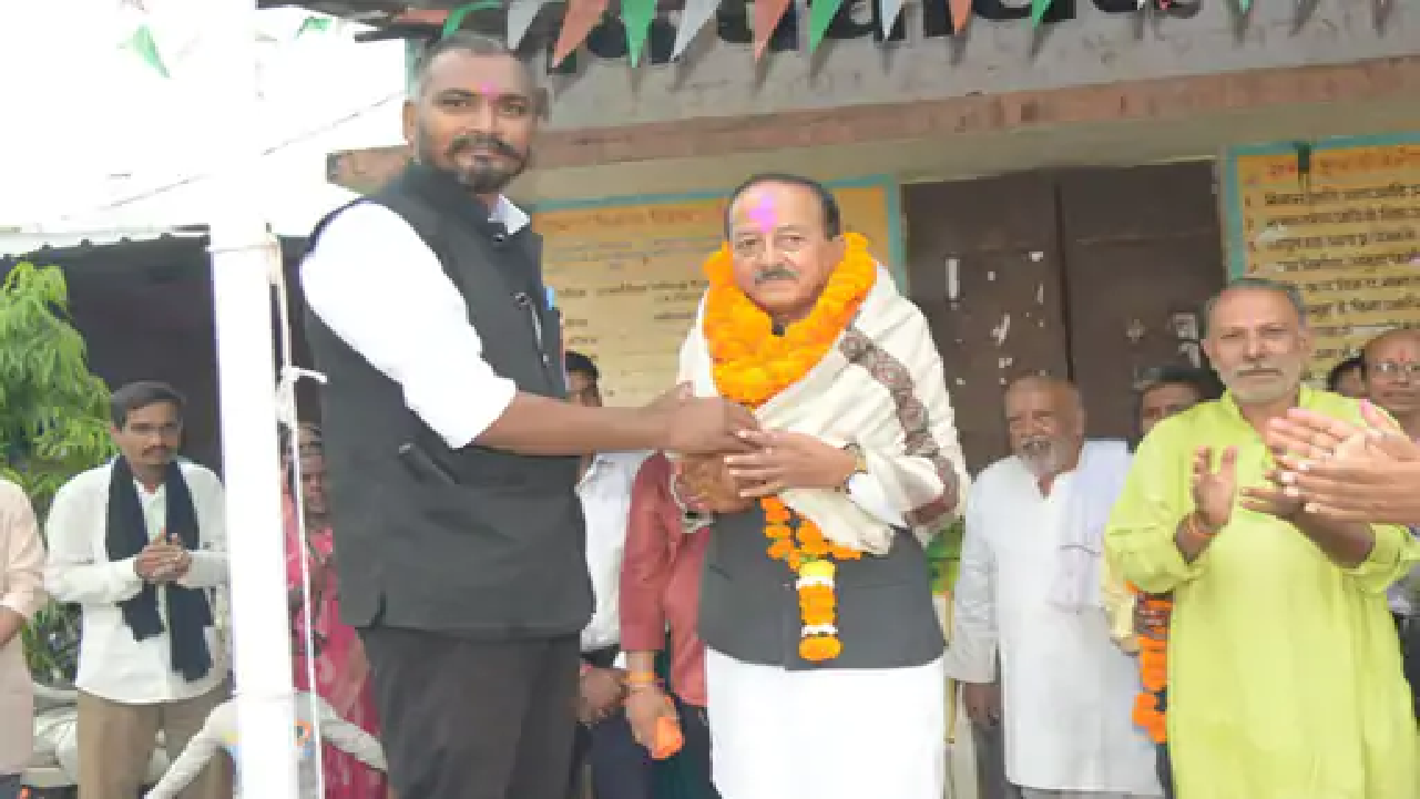 राजनांदगांव : नवीन राजस्व ग्राम का दर्जा दिलाने में सक्रिय रहे खंडेलवाल को दी उपाधि…