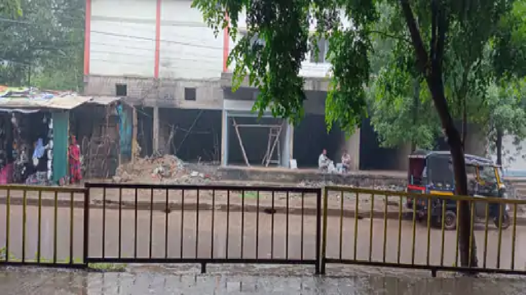 राजनांदगांव : झुके पेड़ों से सर्विस लेन पर हादसे का खतरा बढ़ गया…