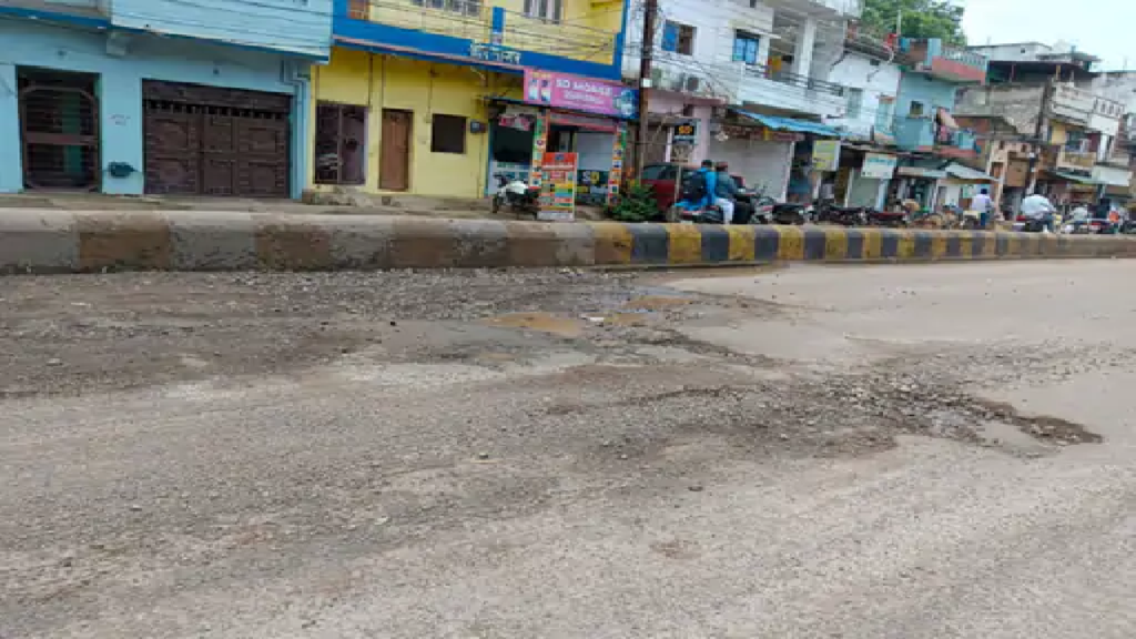 राजनांदगांव : खैरागढ़-चिखली मार्ग पर गड्ढे बढ़ा रहे हादसे का खतरा, मरम्मत करवाई जाए…