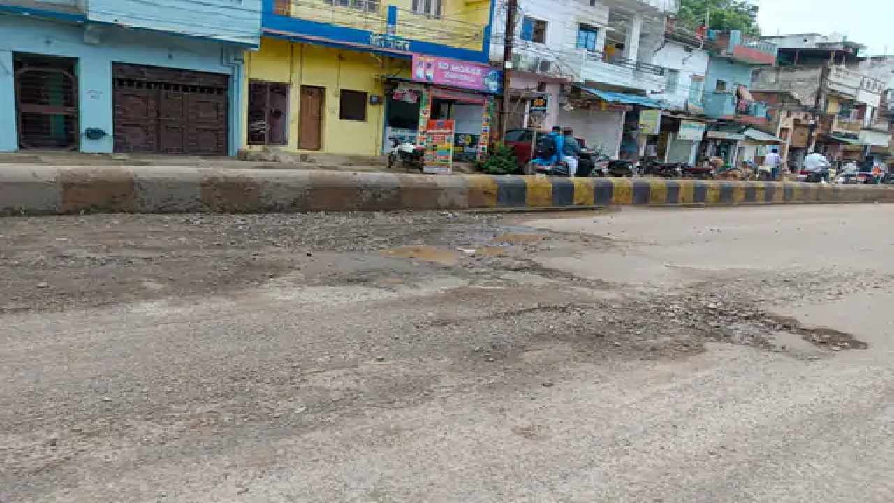 राजनांदगांव : खैरागढ़-चिखली मार्ग पर गड्ढे बढ़ा रहे हादसे का खतरा, मरम्मत करवाई जाए…
