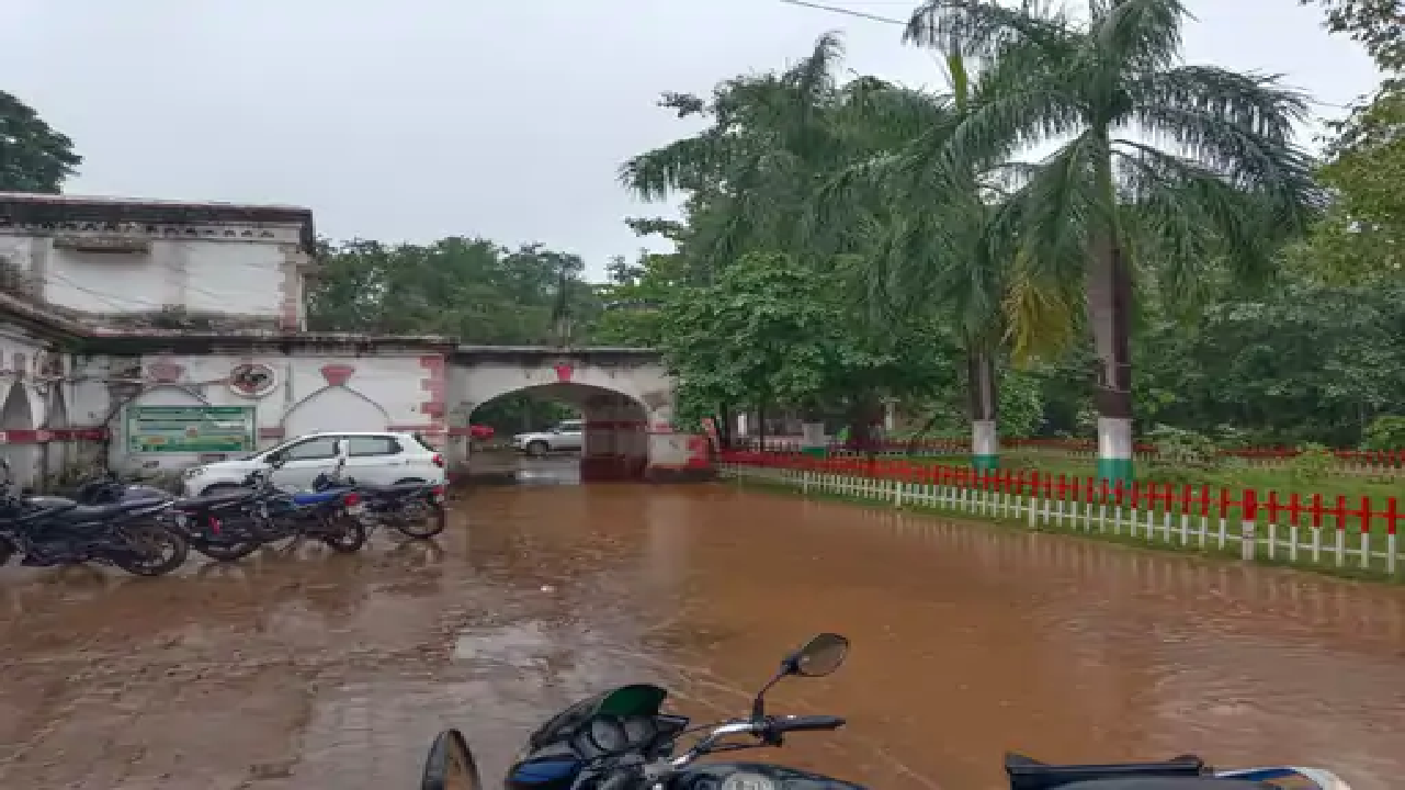 राजनांदगांव : सरकारी दफ्तरों के सामने जलभराव, चलना मुश्किल…