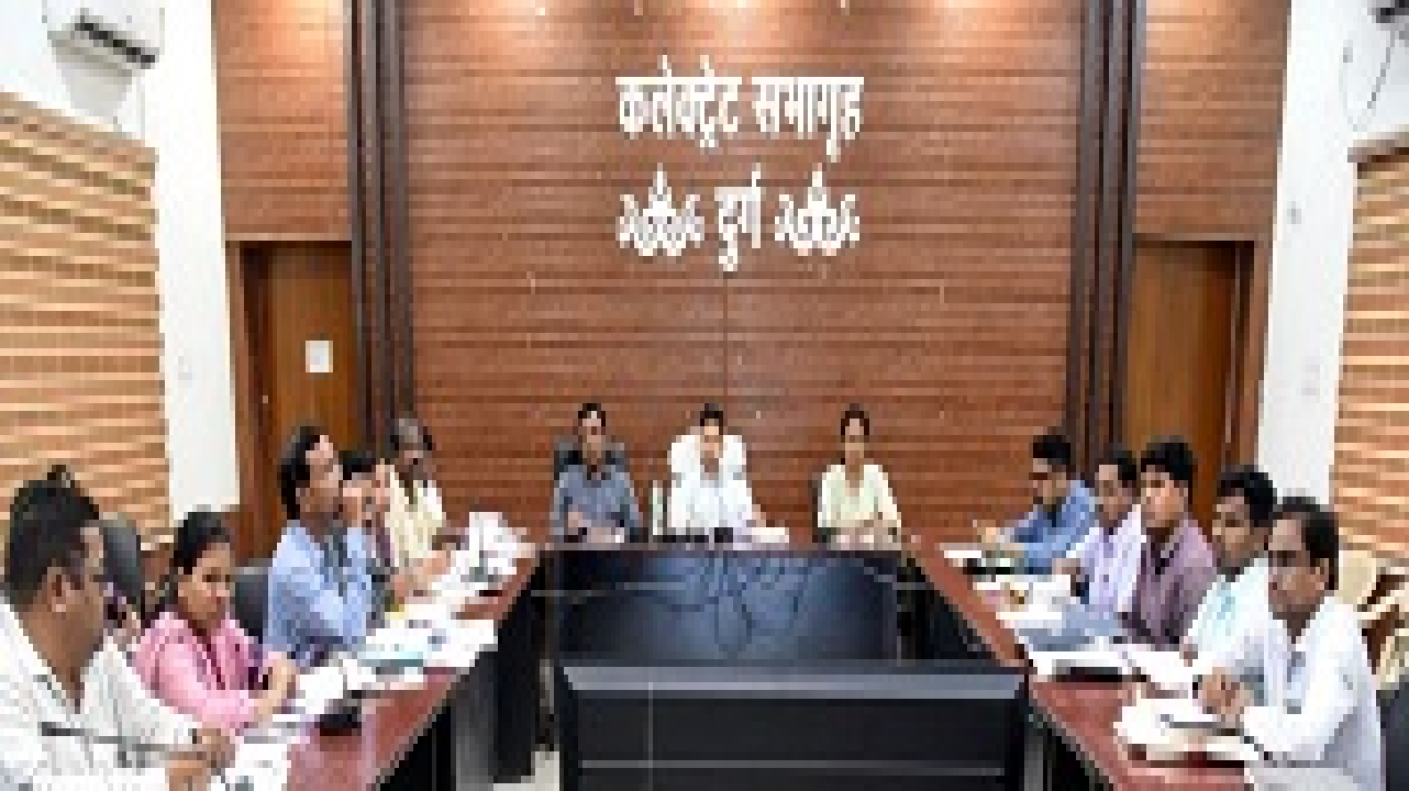 CG : राजस्व अधिकारियों की समीक्षा बैठक में लंबित प्रकरणों के शीघ्र निराकरण के कलेक्टर ने दिए निर्देश…