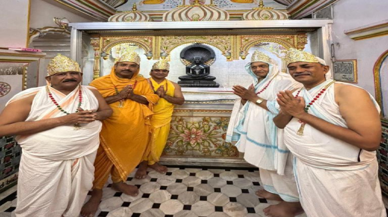 CG : दिगंबर जैन बड़ा मंदिर में प्रतिदिन धार्मिक अनुष्ठान, कल मनाया जाएगा 'रक्षाबंधन वात्सल्य महा महोत्सव'