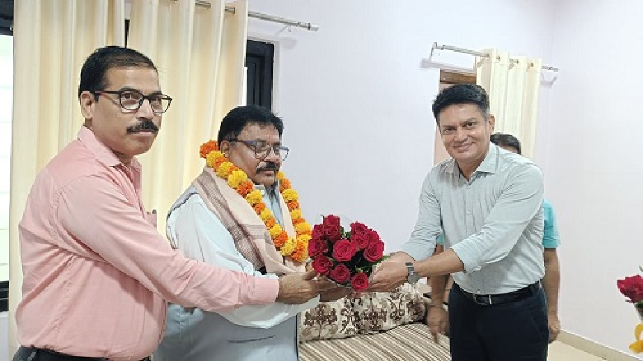 CG : सम्मान और शुभकामनाओं के साथ प्रधान पाठक कृष्णा दत्त राय को भावभीनी विदाई…
