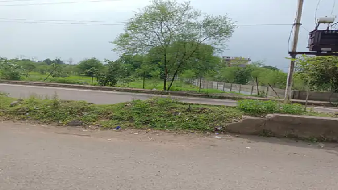 राजनांदगांव : मेडिकल कॉलेज सड़क के डिवाइडर टूट गए, न मरम्मत, ना पर्याप्त रोशनी…