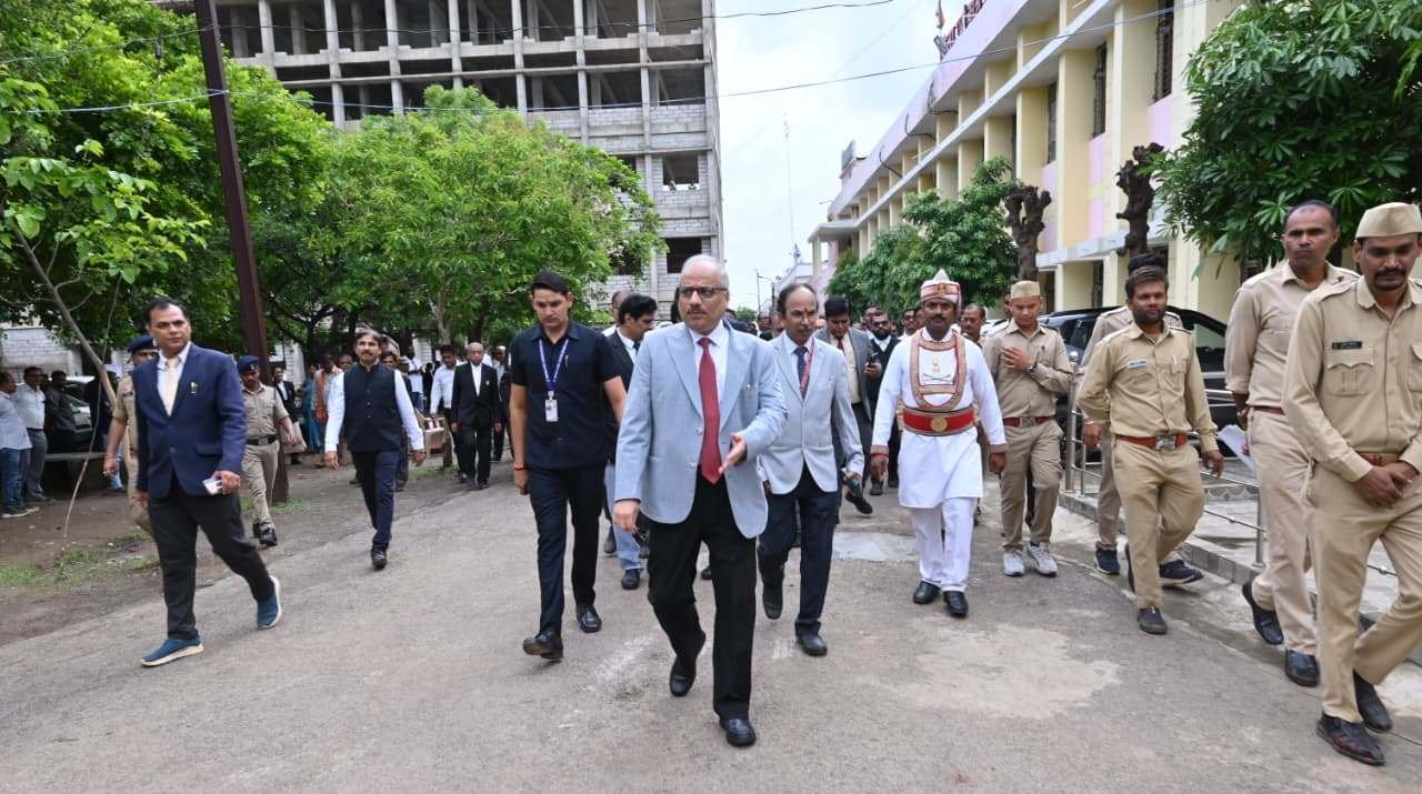 राजनांदगांव : मुख्य न्यायाधीश छत्तीसगढ़ उच्च न्यायालय बिलासपुर न्यायमूर्ति रमेश सिन्हा द्वारा जिला न्यायालय राजनांदगांव का विस्तृत निरीक्षण एवं न्यायिक अधोसंरचना का जायजा