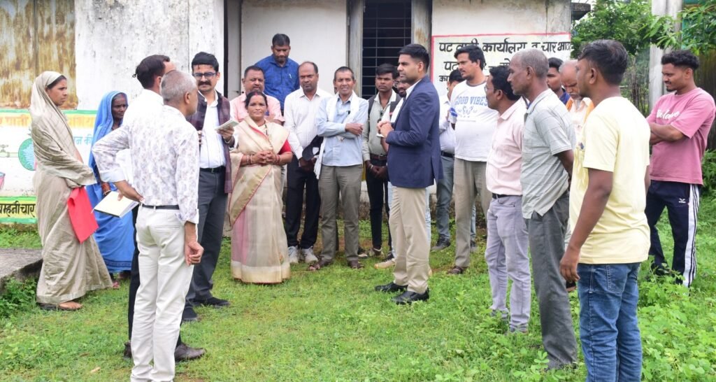 राजनांदगांव : कलेक्टर ने ग्राम पंचायत बम्हनी का किया निरीक्षण