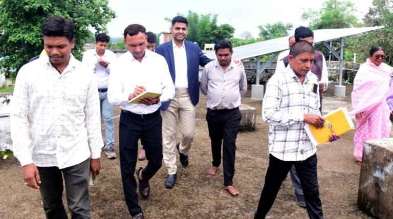 राजनांदगांव : कलेक्टर ने ग्राम कल्लूबंजारी में पीएम सूर्यघर मुफ्त बिजली योजना के हितग्राही के घर सौर संयंत्र का किया निरीक्षण