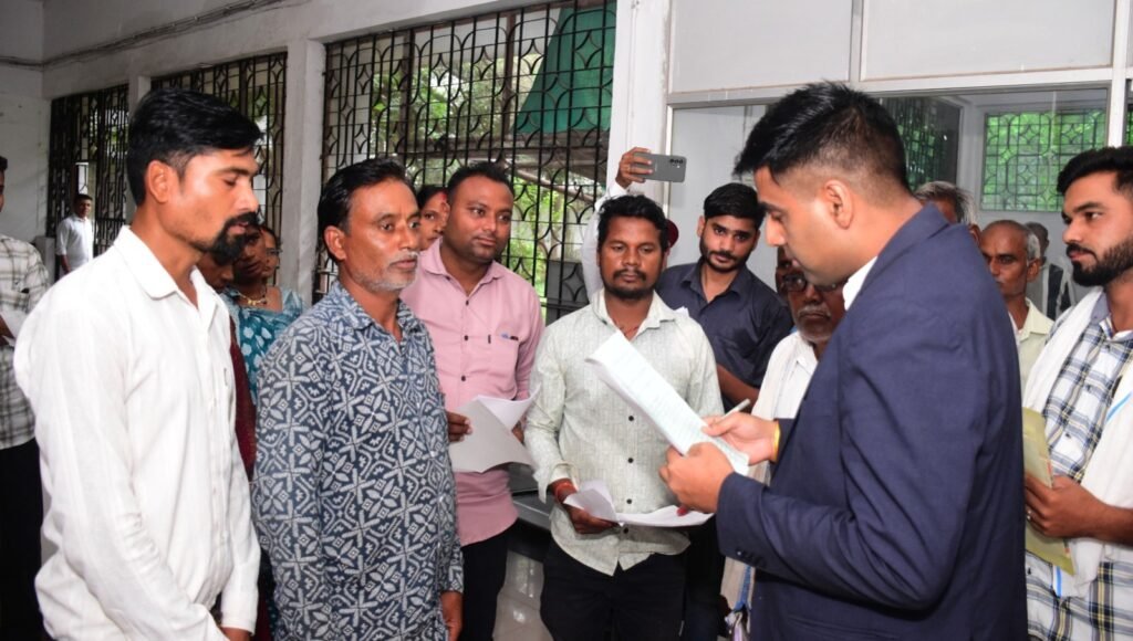 राजनांदगांव : कलेक्टर ने जनदर्शन में सुनी नागरिकों की समस्याएं - जनदर्शन में प्राप्त आवेदनों का प्राथमिकता के साथ निराकरण करने के दिए निर्देश
