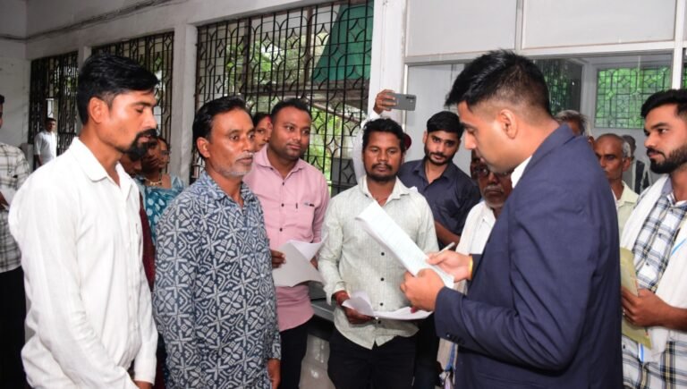 राजनांदगांव : कलेक्टर ने जनदर्शन में सुनी नागरिकों की समस्याएं - जनदर्शन में प्राप्त आवेदनों का प्राथमिकता के साथ निराकरण करने के दिए निर्देश