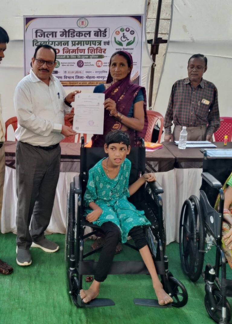 मोहला : व्हीलचेयर बनी पूनम की जिंदगी का सहारा, मां के चेहरे पर लौटी मुस्कान